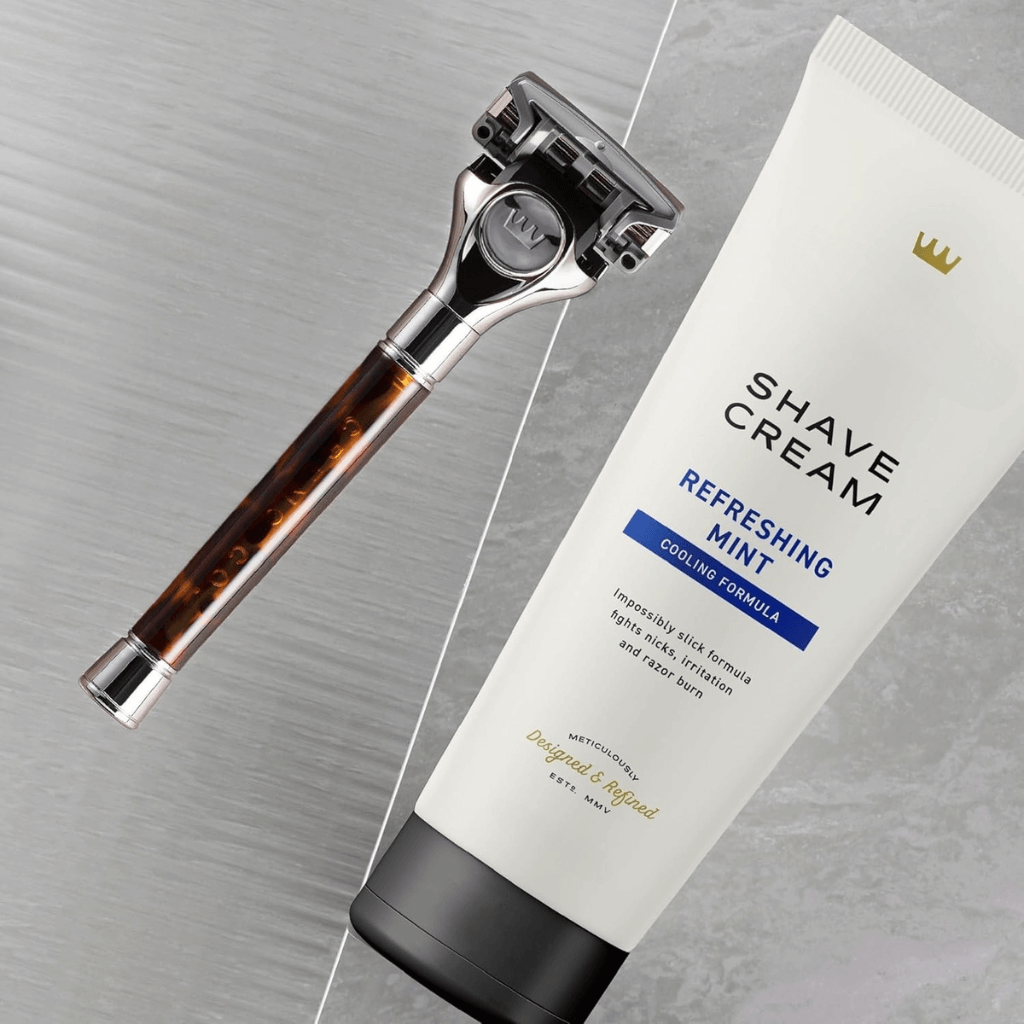 Skaistums Vėsinantis Skutimosi Kremas and razor for a luxurious shaving experience.